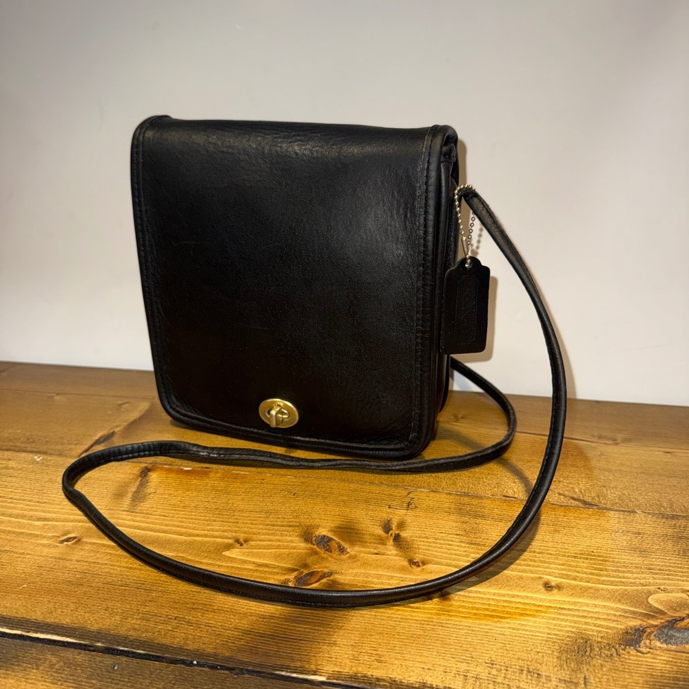 Vintage 1995 Coach 9620 Compact Pouch Black Glove Tanned Leather Crossbody USA